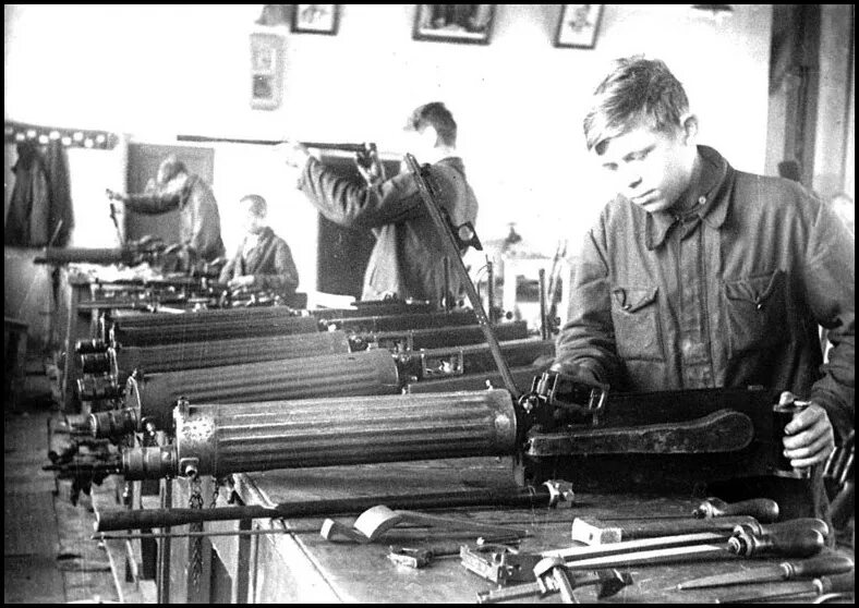 Ленинград тыл. Дети труженики тыла 1941-1945. работники тыла в годы вов. дети вов 1941-1945 на заводе. тульский оружейный завод 1941.