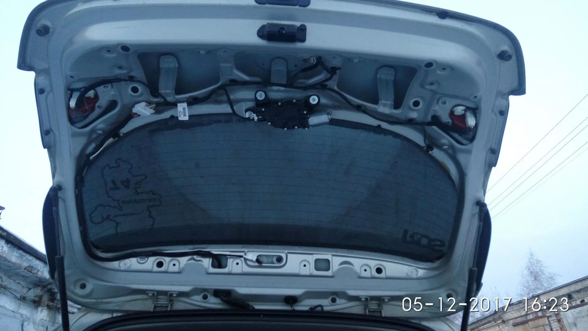 Заглушка багажника Kia Sportage 4. Планка крышки багажника Киа СИД 2010. Крышка багажника Kia Ceed JD хэтчбек. Проклейка двери багажника Kia Ceed 2. Задняя дверь универсала киа сид