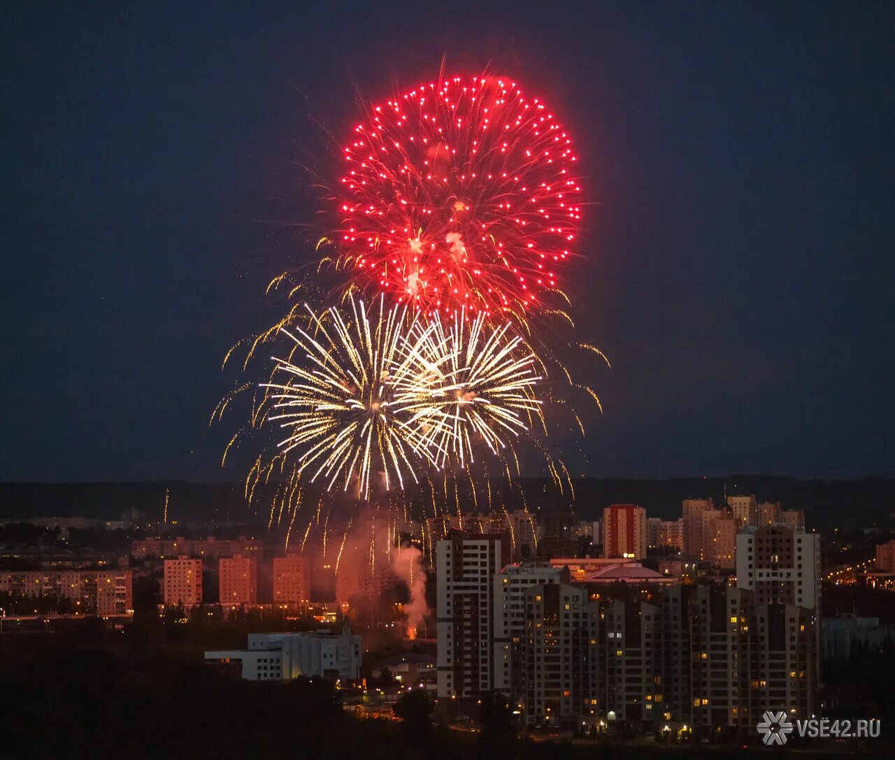 Часу будет салют. Салют Кемерово. Громкий салют. Салют город Бор. Фейерверк Сосновый Бор.