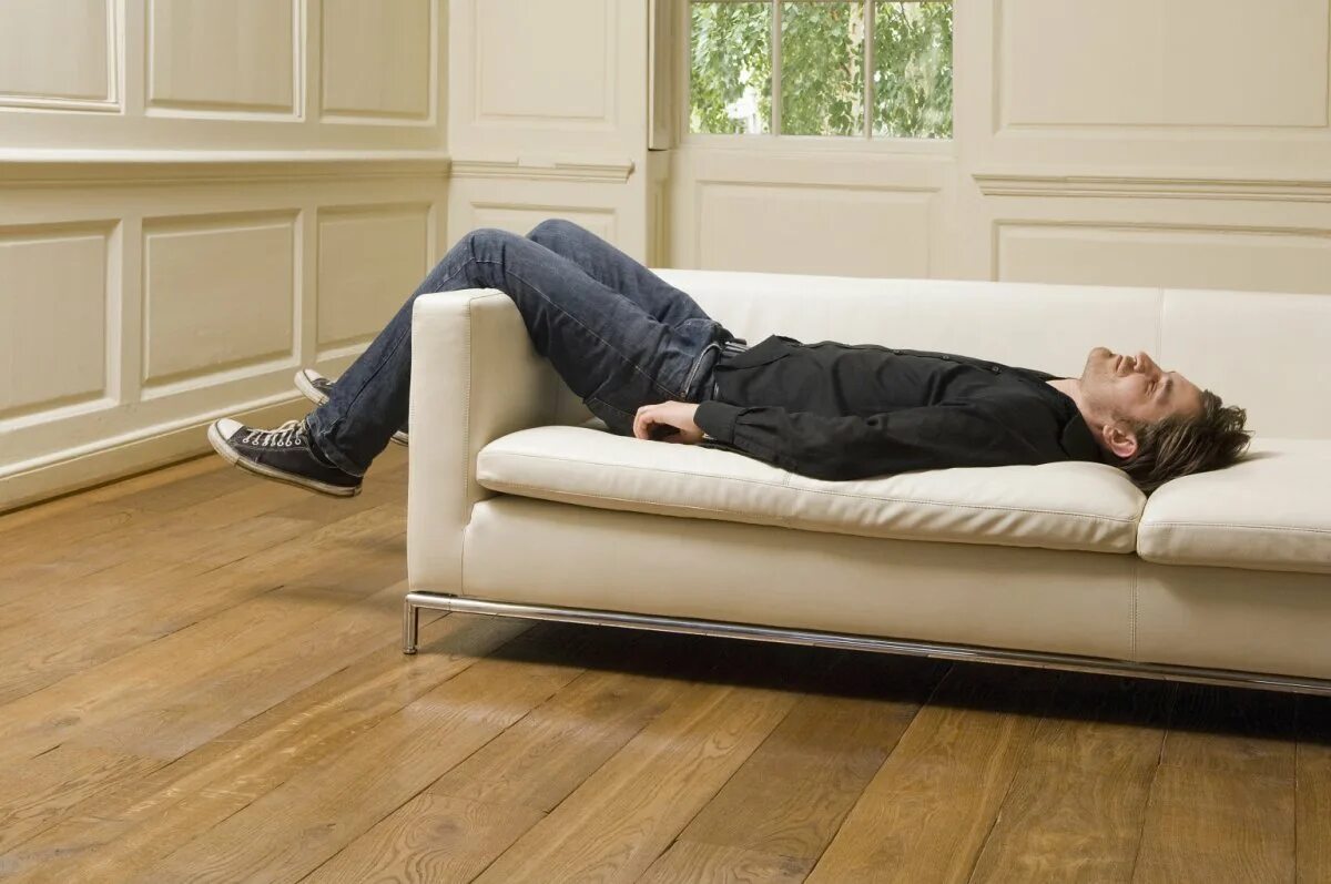 Человек на диване. Ленивый человек на диване. Лежит на диване. Человек лентяй.
