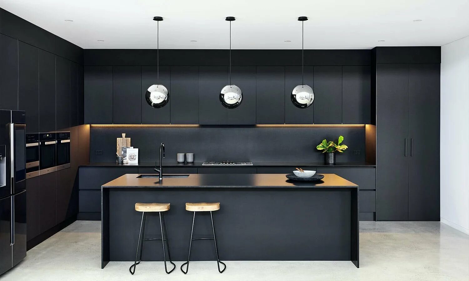 Черная кухня. Кухня тотал Блэк. Черные кухни. Черная кухня в интерьере. Кухня в черном цвете.