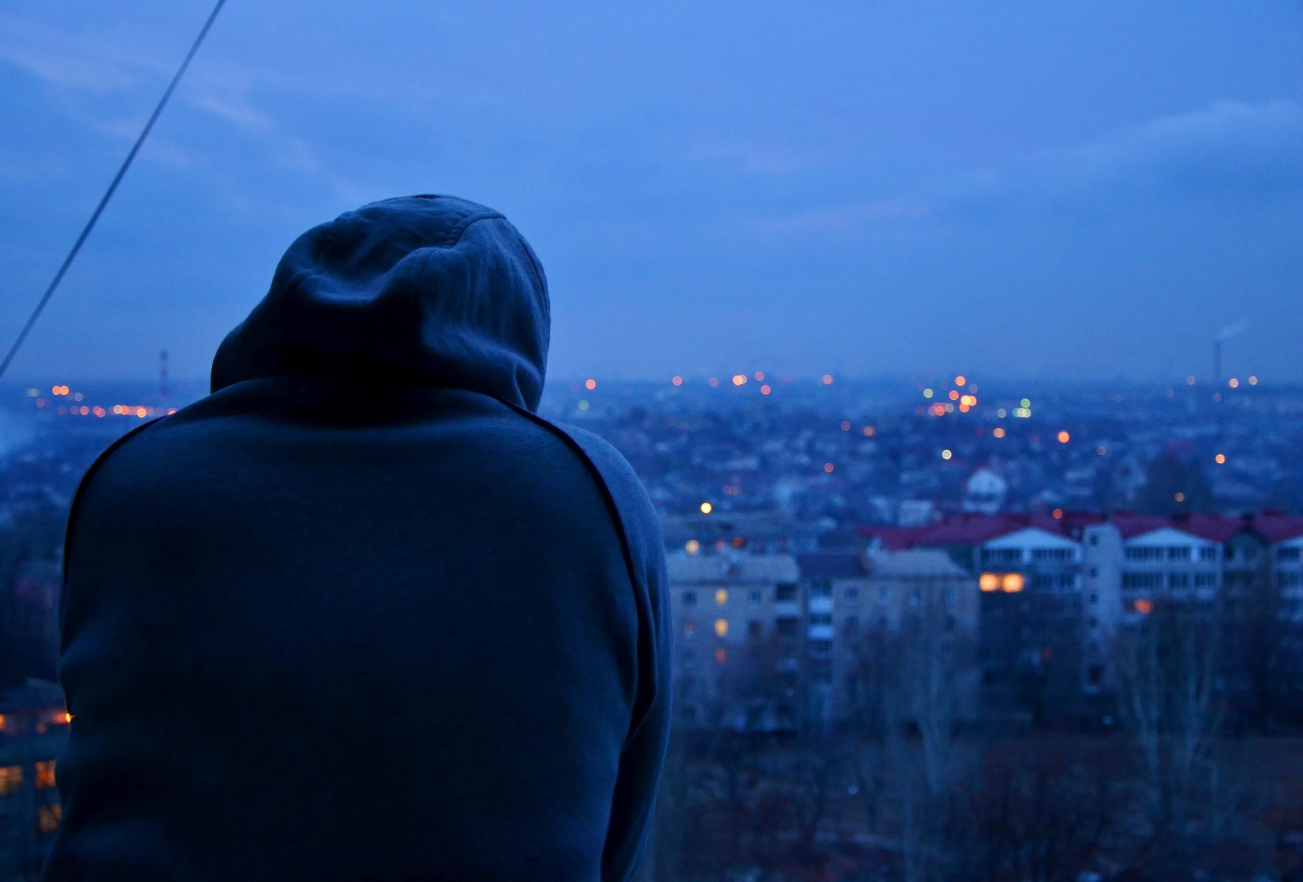 В капюшоне со спины. Парень в капюшоне. В капюшоне со спины. Мужчина в капюшоне со спины. Парень со спины.