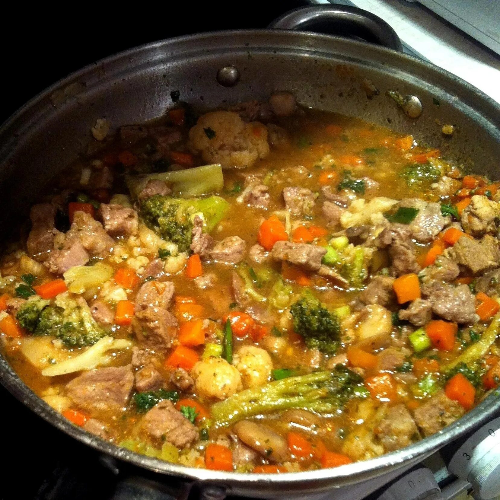 Как тушить мясо с овощами. Мясо тушеное с овощами. говядина с овощами на сковороде. свинина тушеная с овощами. мясо тушеное с овощами на сковороде.