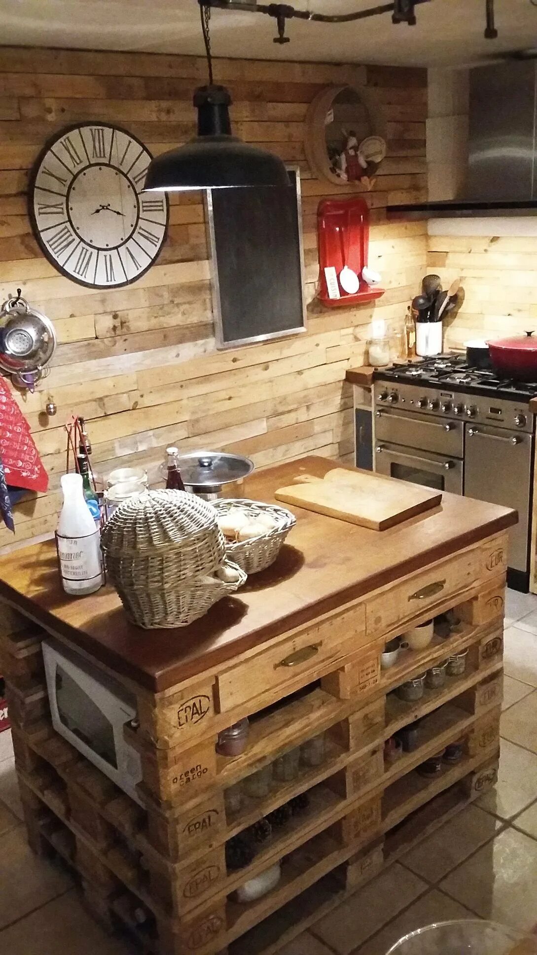 Кухня из поддонов. Кухонный остров из палетт. Мебель для кухни из поддонов. Кухонный гарнитур из поддонов.