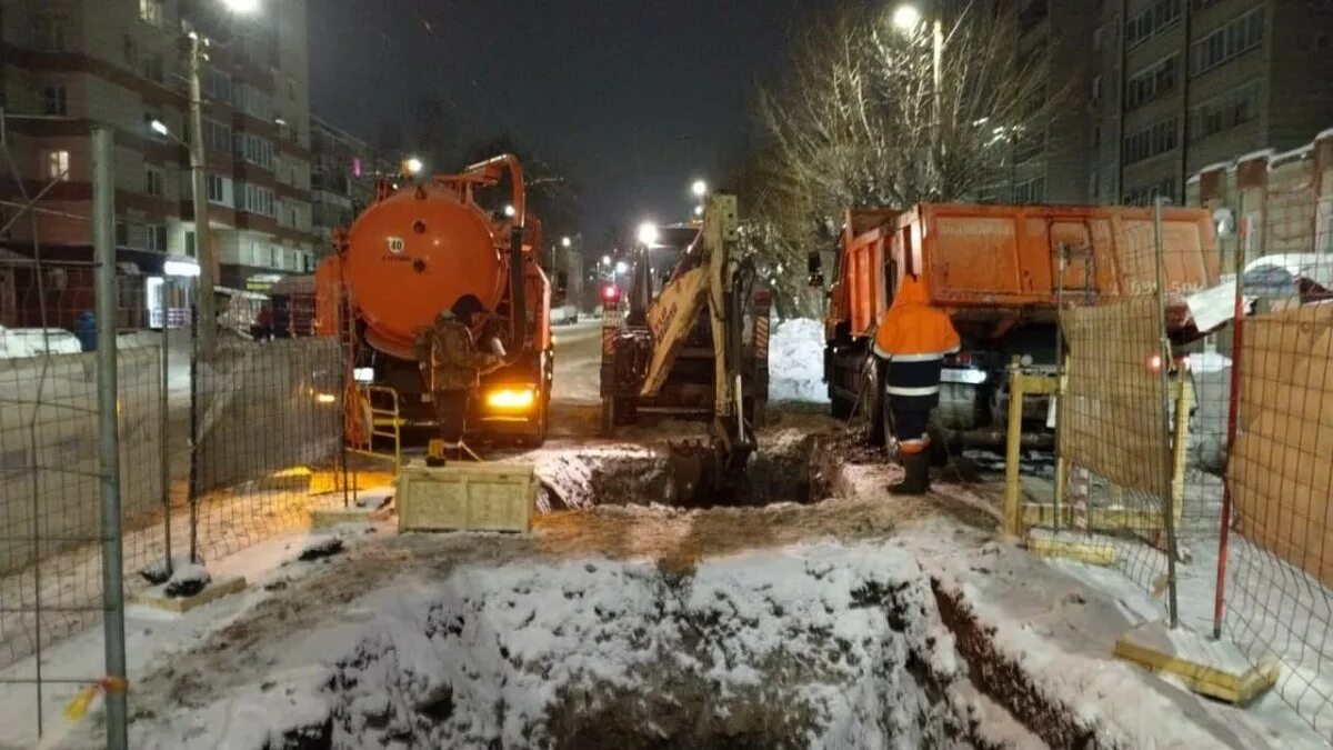 Водоканал ремонт. Забитая канализация. Авария на сетях Водоканал во дворе Вологда. Киров ремонтная