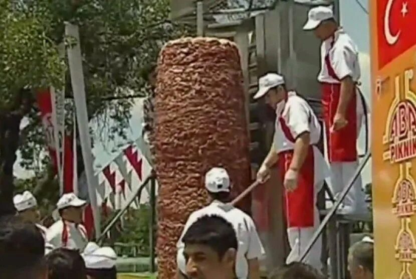 Самая длинная шаурма в мире. Мировой рекорд по шаурме. Самая огромная шаурма в мире. Шаверма 151 метр питер. Большая шаурма.