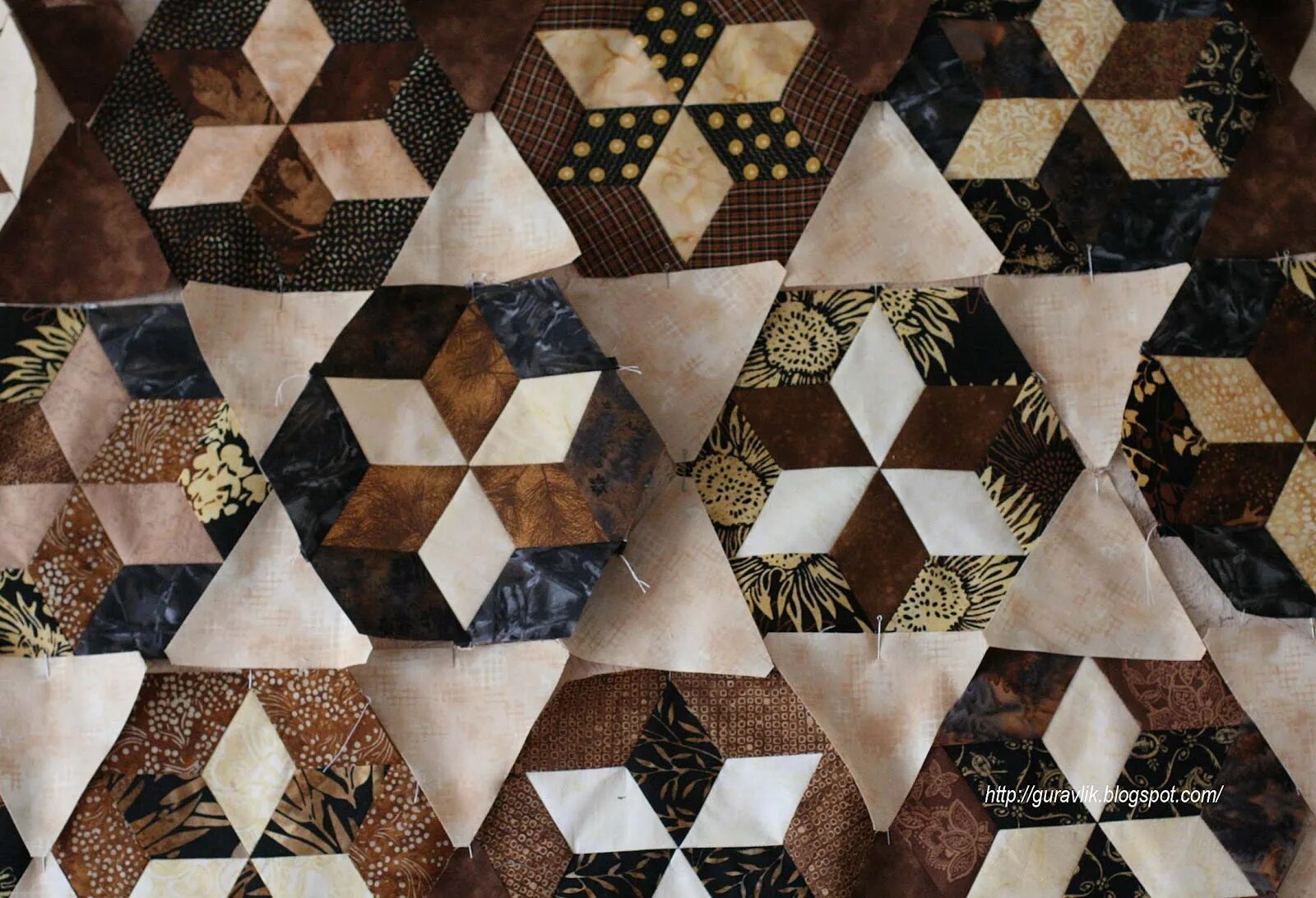 лоскутное одеяло ромбы. одеяло джейн остин лоскутное. квилт джейн остин. пэчворк из ромбов своими руками. подушки из кусочков ткани.