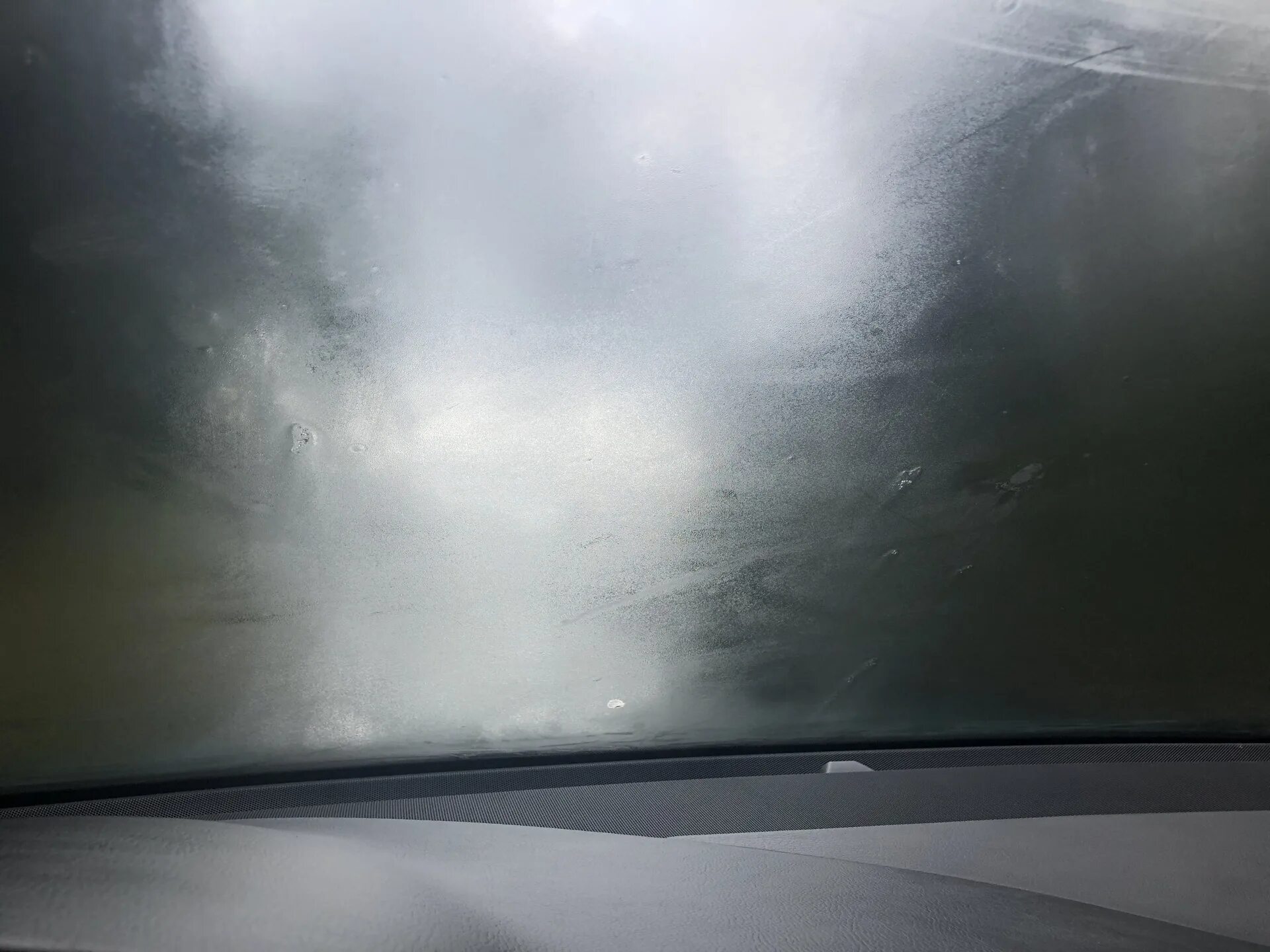 Потеет машина в дождь что делать. Запотевшие стекла автомобиля. Запотевшее окно в машине. Запотевшее стекло. Запотевшая машина.