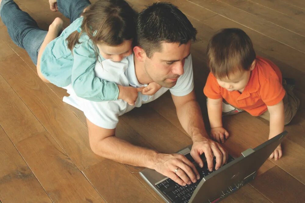 Daddy working. Компьютер для детей. Родители и дети за компьютером. Дети родители компьютер. У папы на работе.