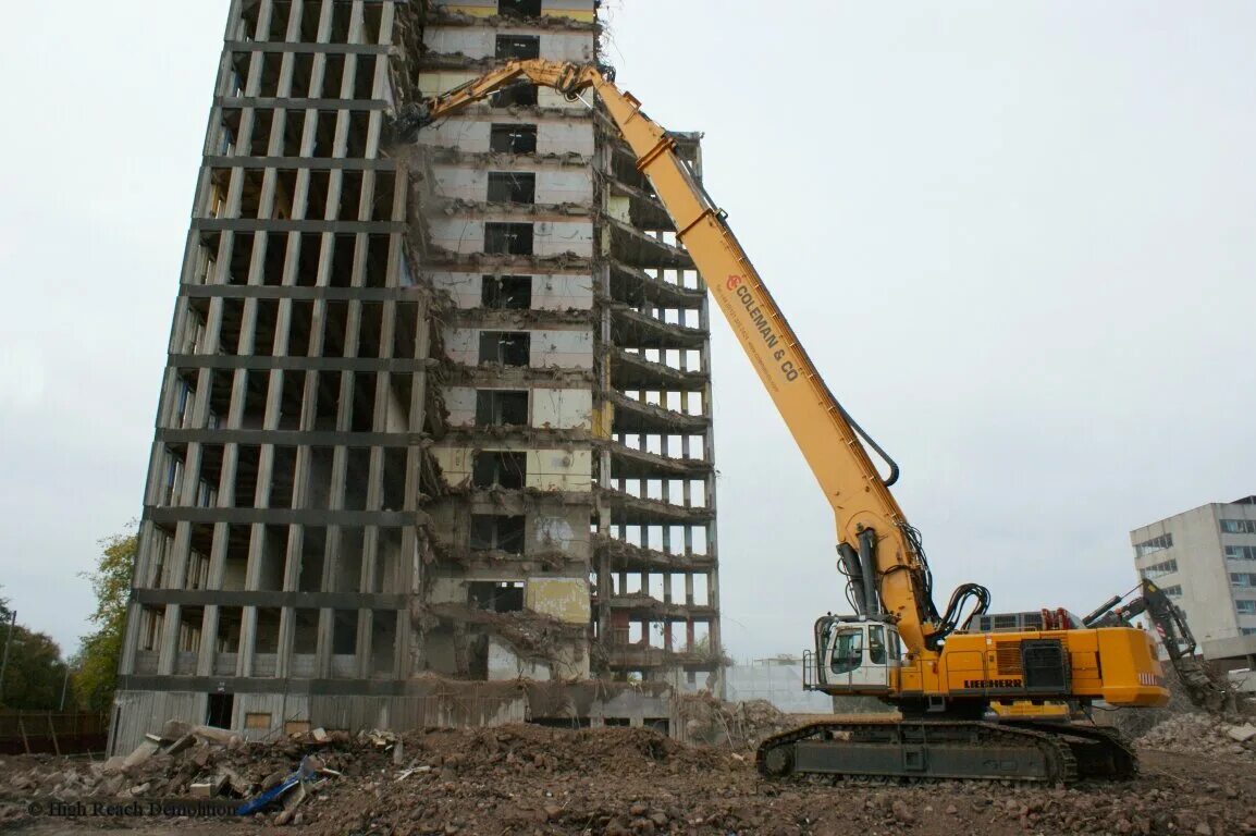 Снос зданий в московской области. Демонтаж высотных зданий. Спецтехника для разрушения зданий. Демонтаж многоэтажных зданий. Спецтехника для демонтажа зданий.