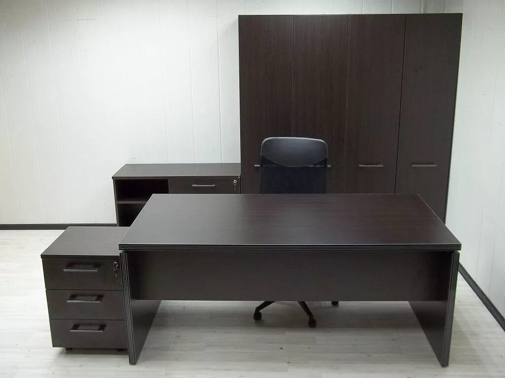 Стол руководителя с тумбой. Угловой стол руководителя с брифингом. Б у мебель для офиса. Стол руководителя письменный сидней sd-200. Стол руководителя с тумбой act 2118(r) венге магия/дуб девон 2100х1800х750 alto.