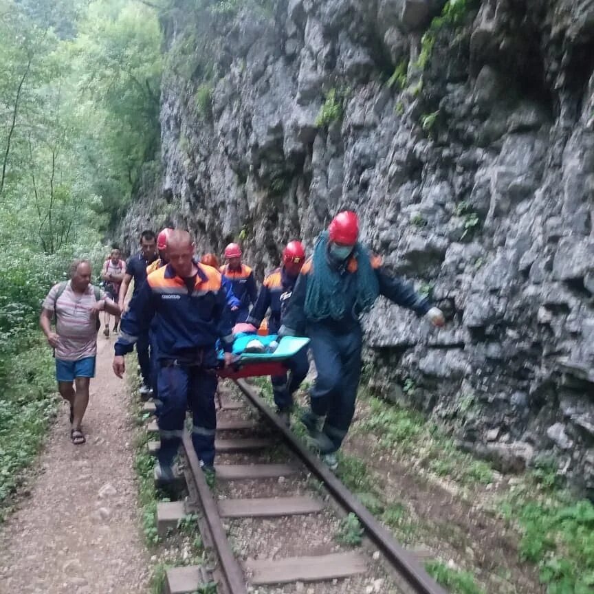 Опасно ли в краснодарском крае. Апшеронск Гуамское ущелье. Адыгея Гуамское ущелье паровозик. Гуамское ущелье поезд в ущелье. Гуамское ущелье Апшеронский район Краснодарский край.