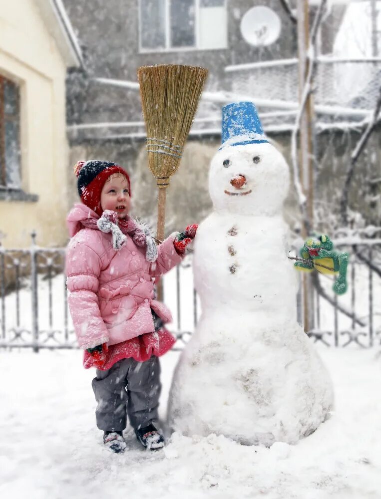 Дети зимой. Снеговик на улице. Девочки слепили снеговика. Сюжетная картина зимние развлечения. Снежные забавы для детей.
