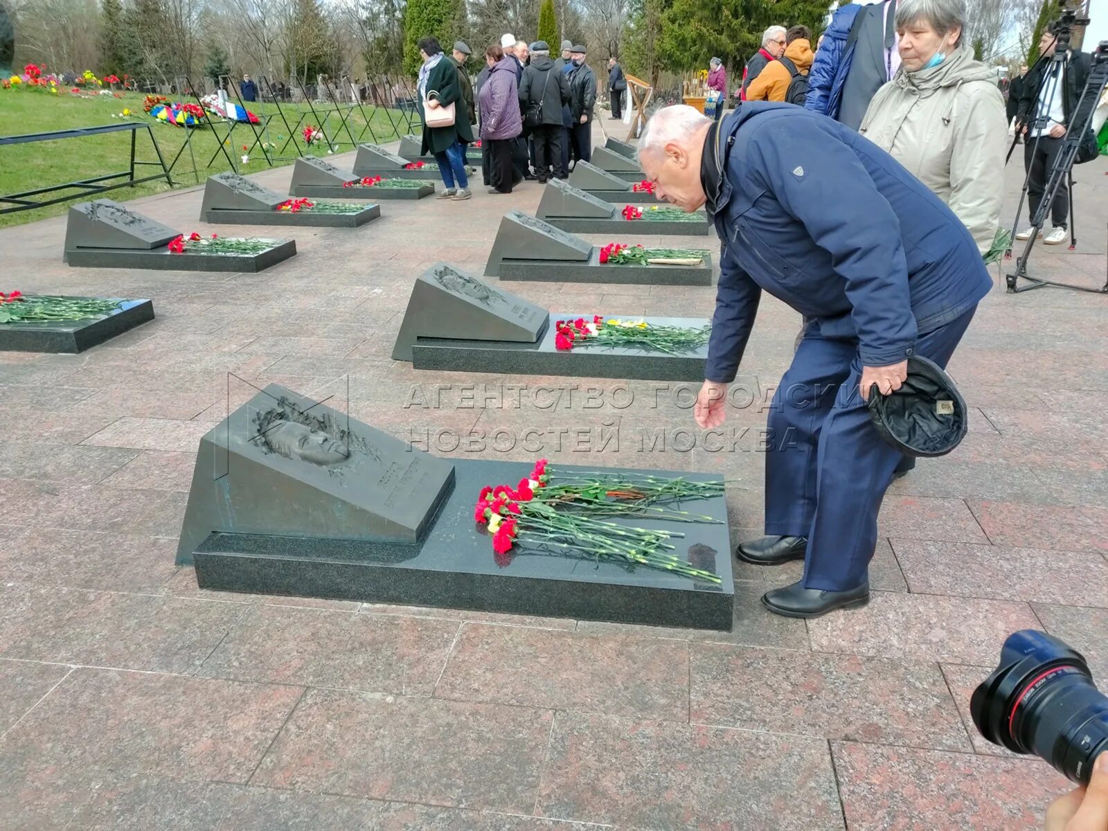 Митинское кладбище, , пятницкое шоссе, 6-й километр. Митинское кладбище чернобыльцы могилы. Митинское кладбище похороненные. Лев дуров могила. Митинское кладбище похороненные.