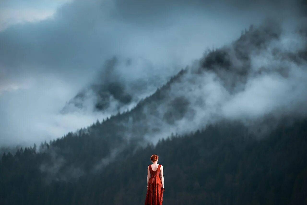 3 в воздухе тишина. Лиззи Гэдд. Фотограф Lizzy Gadd. Девушка в тумане. Девушка горы туман.