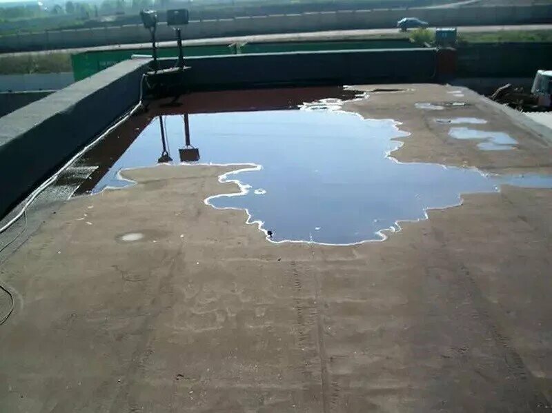 Кровля гаража. Водосток на гараже с плоской кровлей. Протечка плоской кровли. Скат плоской кровли. Заливка крыши битумом.