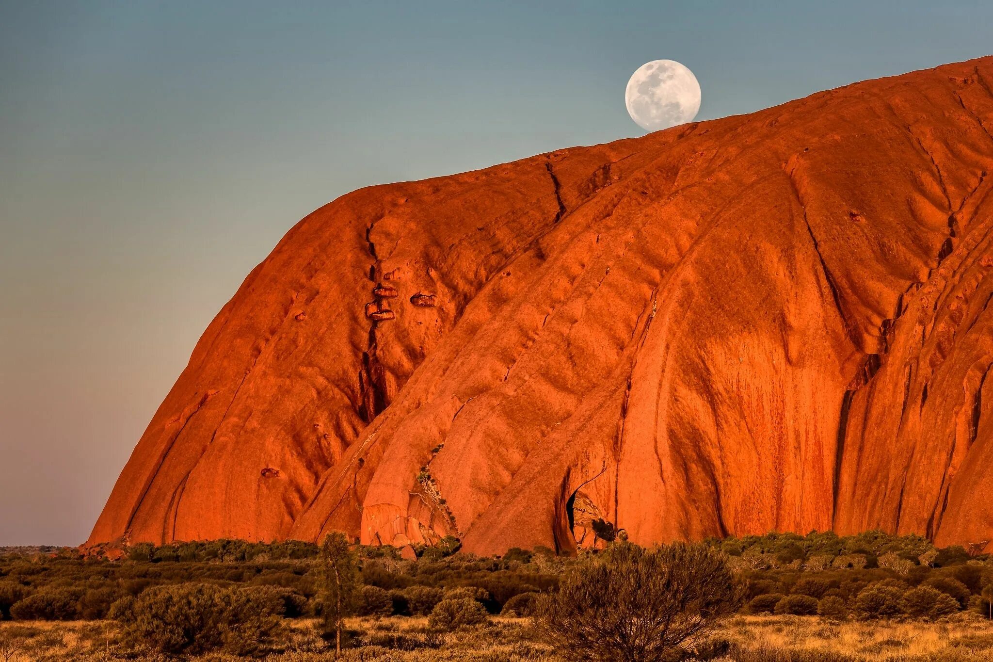 Over rocks. Red Rock ayers Rock. Луна в Австралии. Луна в Австралии фото. Uluru under the ground.