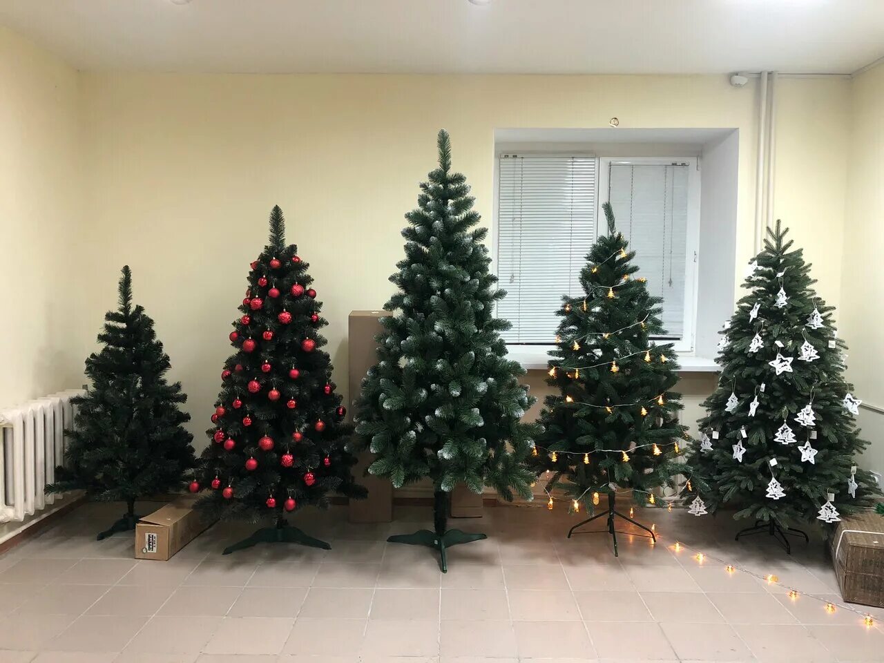 елки 34. маленькие искусственные елочки. зимнее волшебство ель искусственная декор пуансетия заснеженная серебро 0. елка в инее. новогодняя елка надпись.