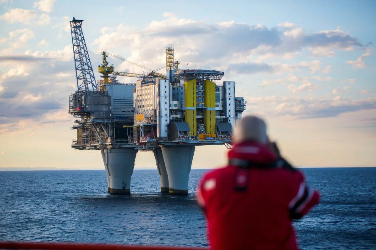 На шельфе какого моря добывают нефть