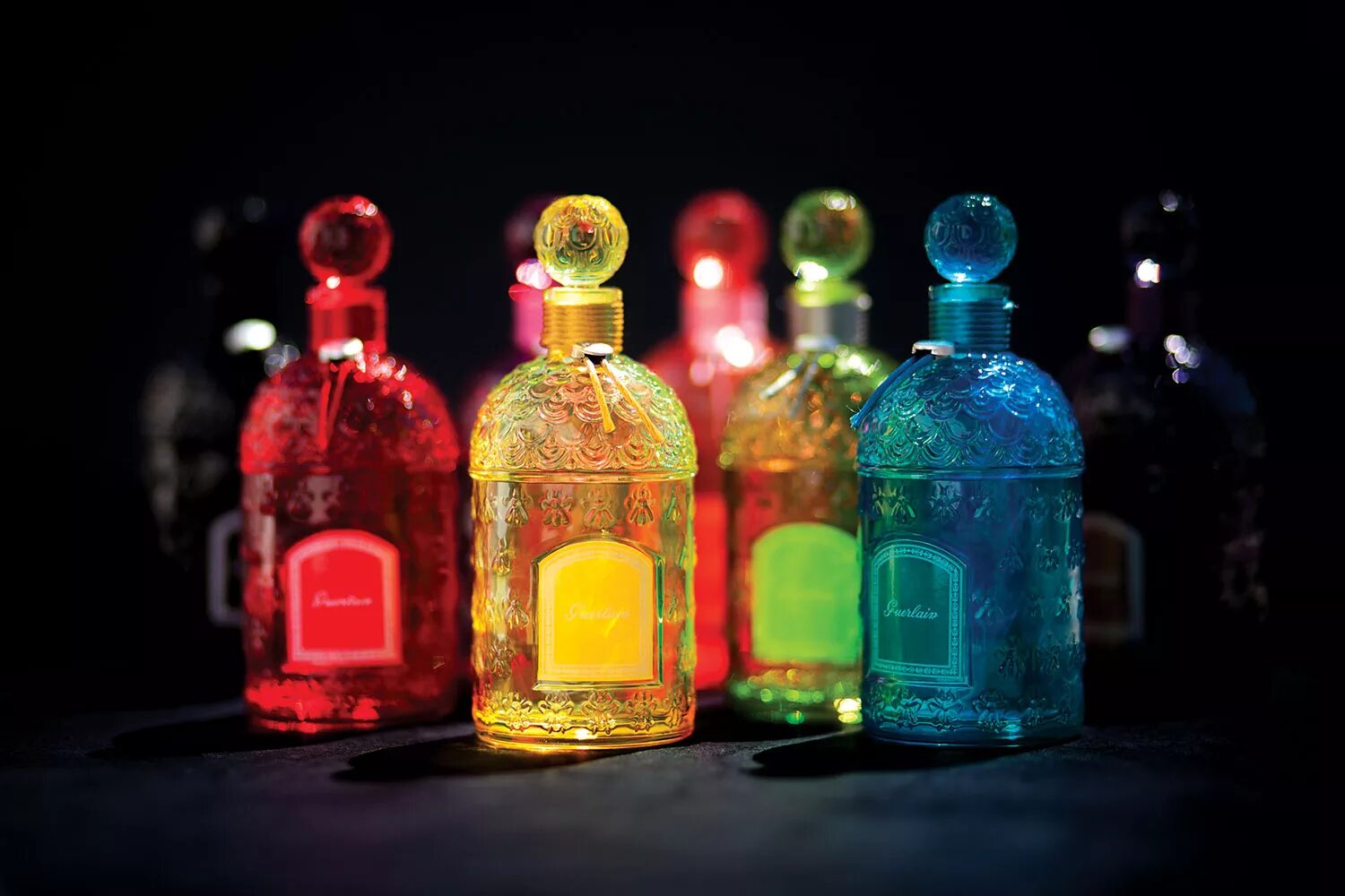 Цветные бутылочки. Цветные флаконы. Разноцветные бутылочки духов. Бутылочки с цветным песком. Из цветных флаконов.