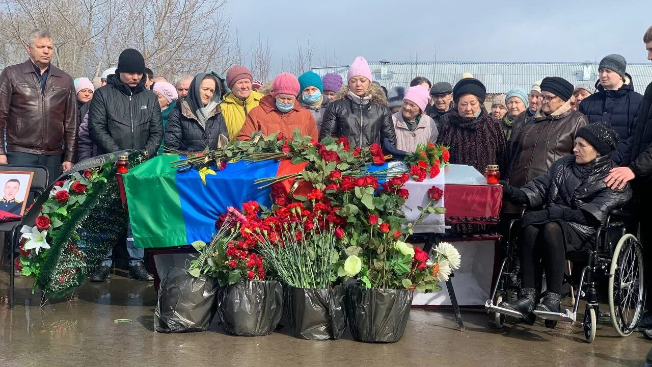 Похороны десантник Каменск Уральский. Каменск-Уральский похороны погибшего в Украине.