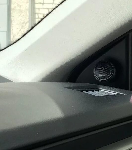 Автозвук в короллу е150. Пищалки тойота королла. Пищалки тойота королла. Штатные пищалки тойота королла е150. Писчалки королла 180.