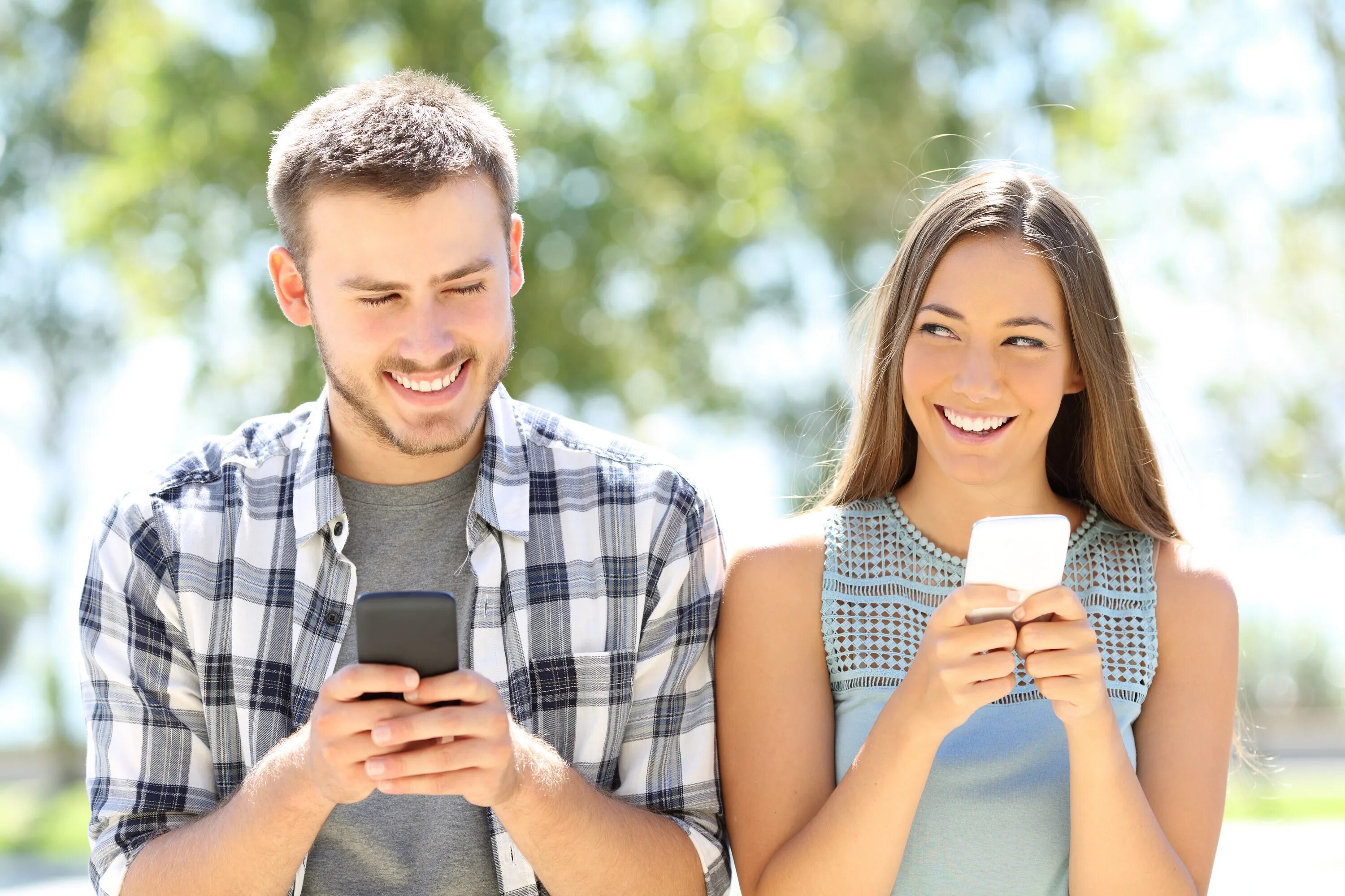 Use your friends. Человек со смартфоном. Девушка со смартфоном. Мужчина со смартфоном. Мужчина и женщина с телефоном.