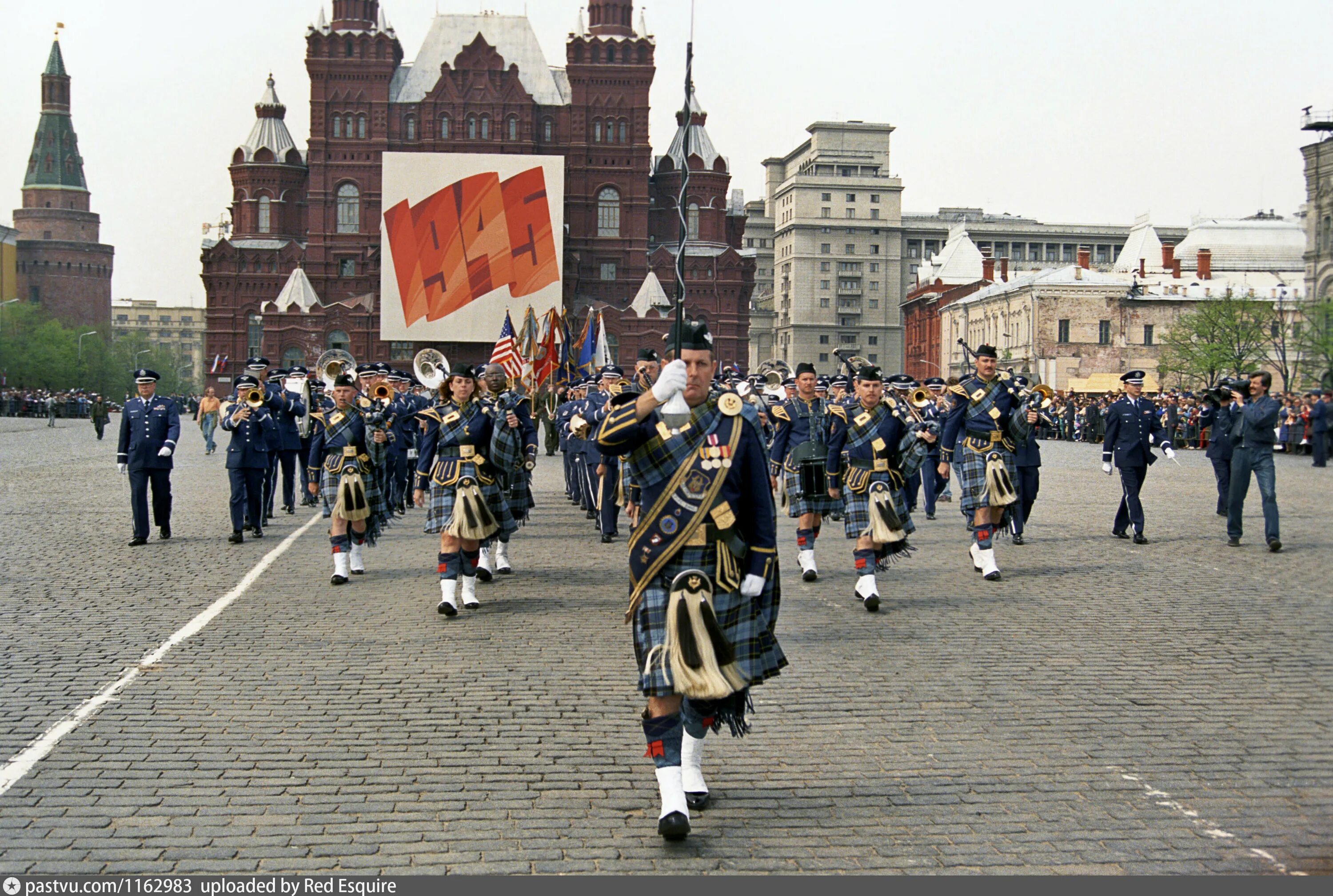 Парад победы германия. Парад Победы 1992 года на красной площади. Парад Победы 1992 в Москве. Парад Победы красная площадь 1990. Парад 1990 года на красной площади.