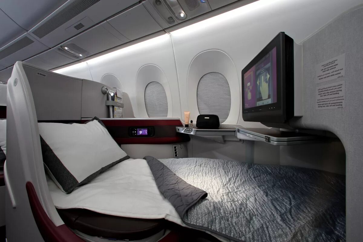 Класса бизнес можно на. Qatar Airways a350 Business class. Qatar a350-900 Business class. Airbus a350 бизнес класс. Airbus a350 интерьер.