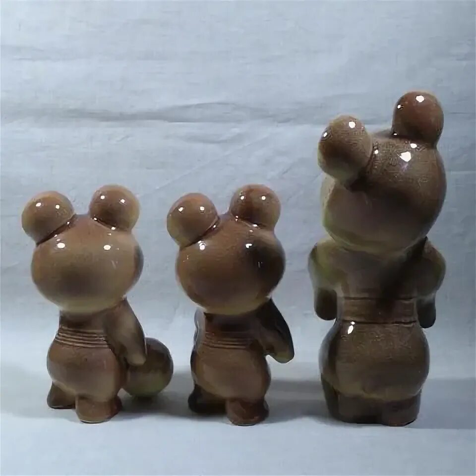 Три фигурки. Олимпийский мишка со штангой статуэтка. Олимпийский мишка футболист фаянс. Ансамбль из 3 керамических изделий. Керамика фигурка из одного куска.