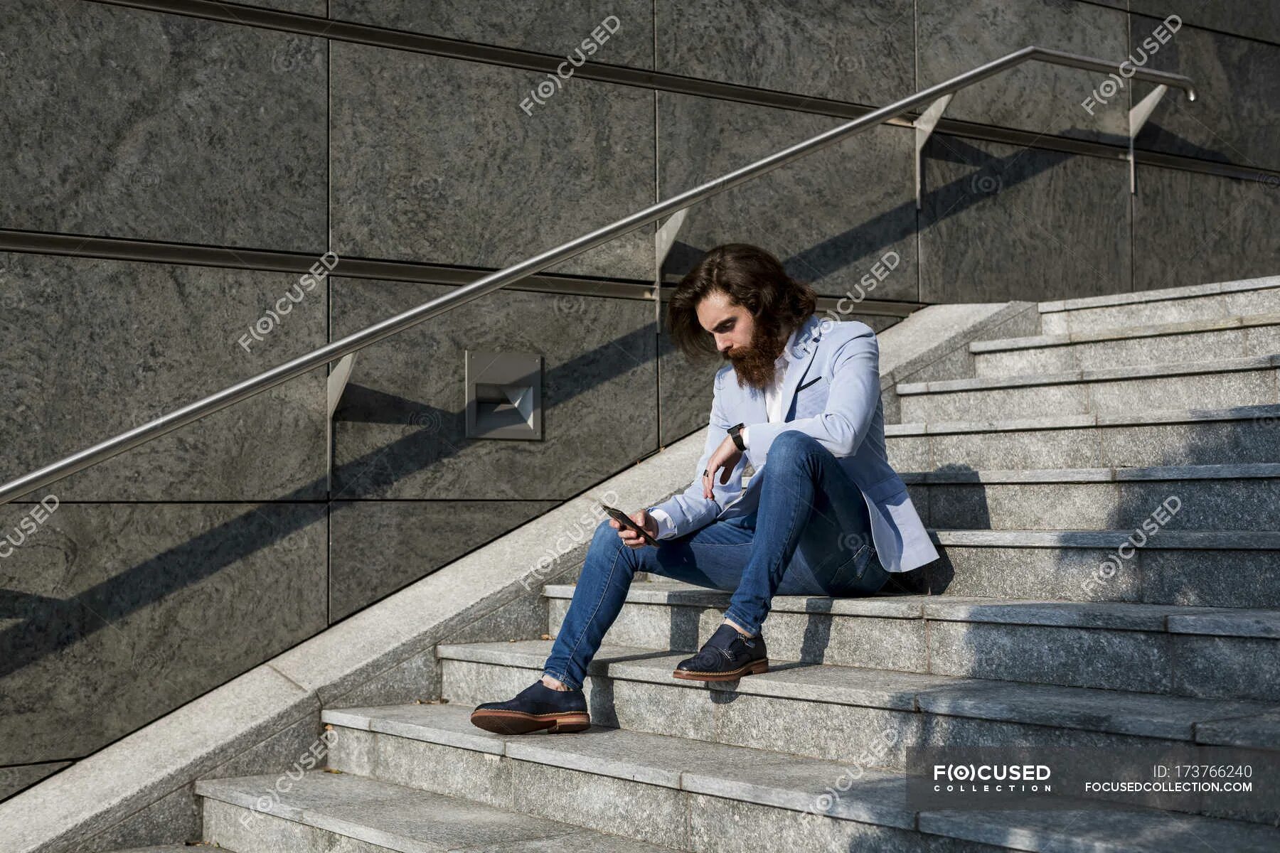 Парень на лестнице. Человек на ступеньках. Девушка сидит на ступенях. Мужчина на ступеньках. Парень сидит курит.