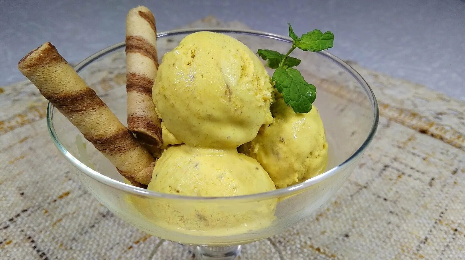 Мороженое банан лед. Мороженое банановое. домашнее мороженое. вкусное домашнее мороженое. домашнее мороженое из банана.