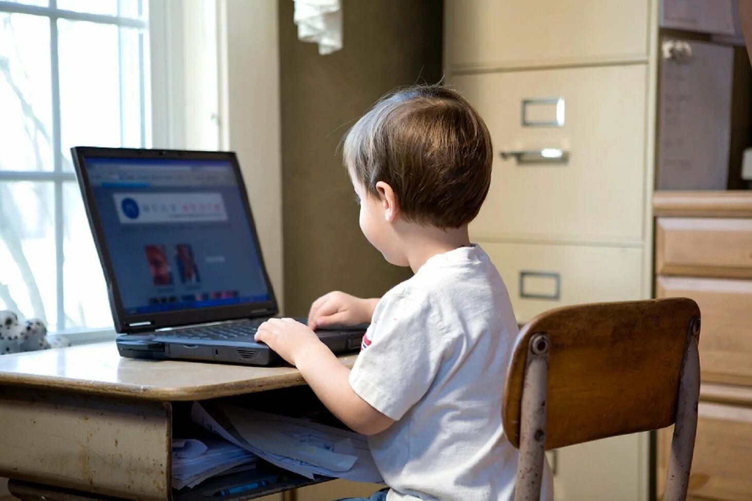 Ребенок за компьютером. Компьютер для детей. Компьютер для школьника. Ребенок сидит за компьютером.
