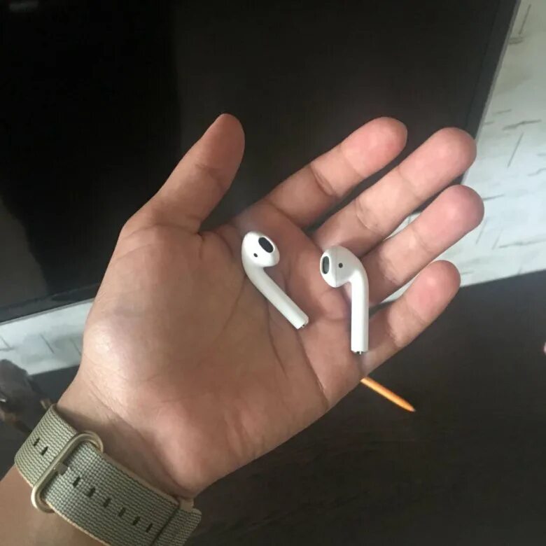 Купить левый airpods 2. Левый наушник Apple AIRPODS 1. AIRPODS 2 левый и правый наушник. Аирподс 2 левый наушник и правый. Левый и правый наушники AIRPODS.