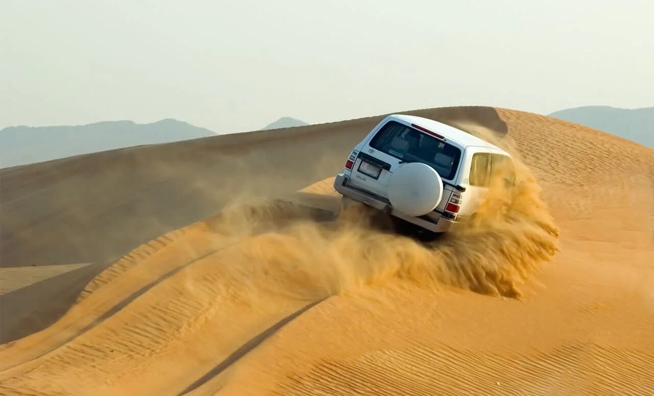 Джип сафари Абу Даби. Дубай Desert Safari. Джип сафари Дубай. Дубай сафари на джипах пустыня. Машины едут по пустыне