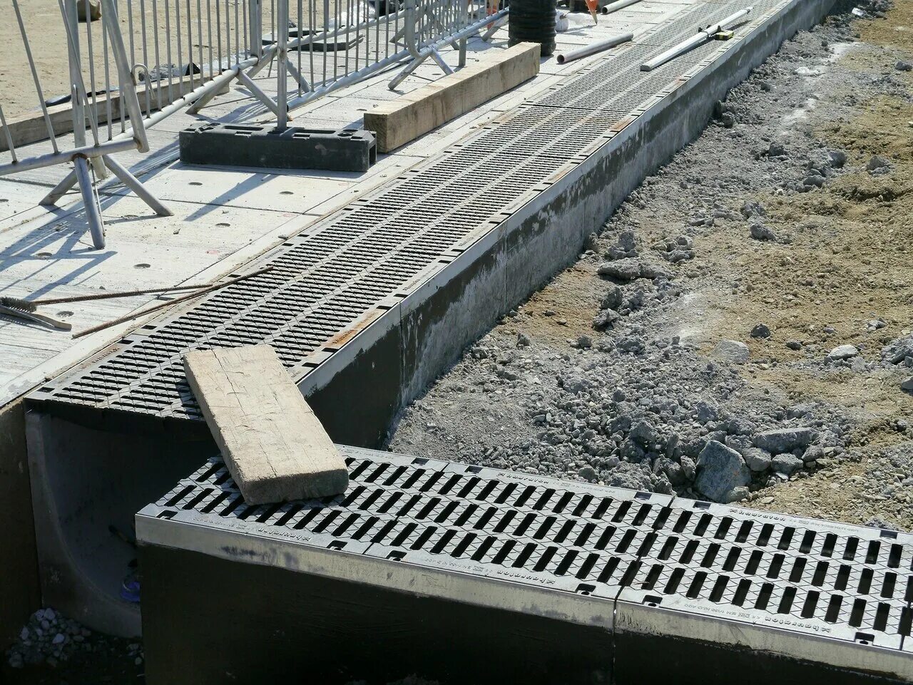 Лоток водоотводной бетонный dn300. Линейная система водоотвода hauraton. Дренажная система лоток водоотводный. Дренажная система лоток водоотводный. Композитные водоотводные лотки поверхностного водоотвода.