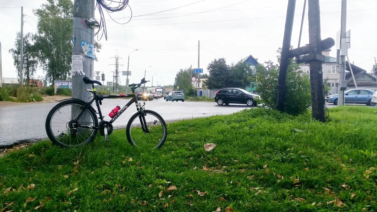 Велосипед в Нижнем Новгороде на набережной. Сообщество велосипедистов Нижний Новгород. Велосипедисты Нижний Тагил. Арт-объект велосипедист Нижний Новгород. Велосипедисты нижнего