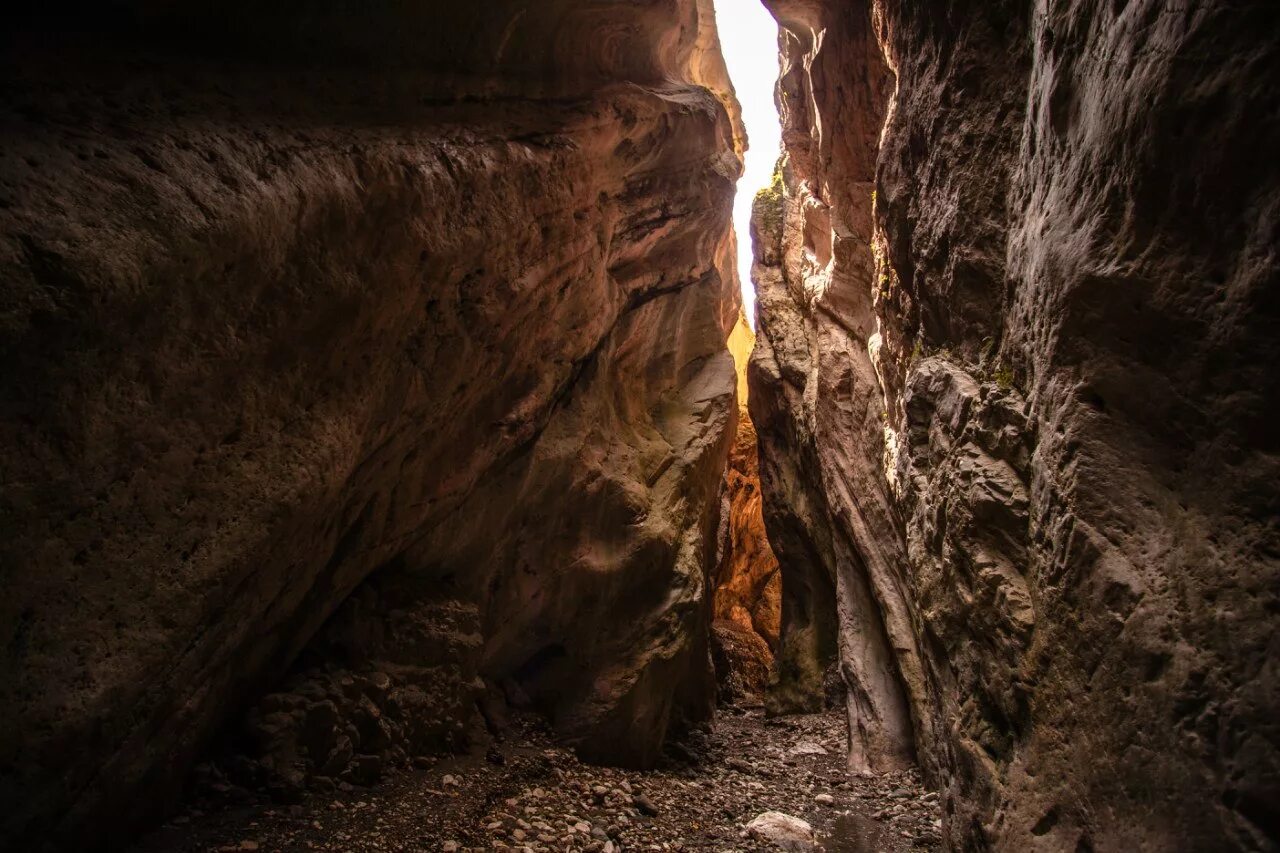 И было душно в ущелье тёмном и пахло гнилью. Черный каньон колорадо. И было душно в ущелье. Карадахская теснина туристы. Пугачев дал знак и меня тотчас развязали и оставили.