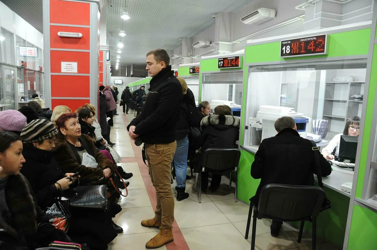 Сайт мфц очередь. Очередь в МФЦ. Толпа в МФЦ. Большая очередь в МФЦ. Люди в очереди МФЦ.