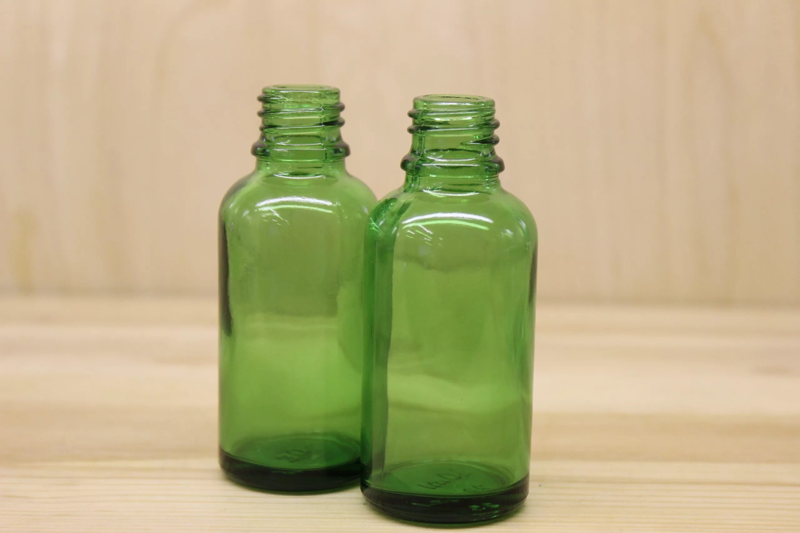 Как называются маленькие бутылочки. Флакон стеклянный зеленый. Бутылочка зеленая. Бутылка зеленая стеклянная. Маленькие зеленые бутылочки.