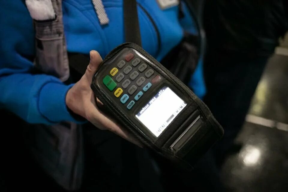 Проезд в общественном транспорте в барнауле. Оплата транспорта. оплата проезда. nfc терминал оплаты транспорта. терминал картинка банковский.