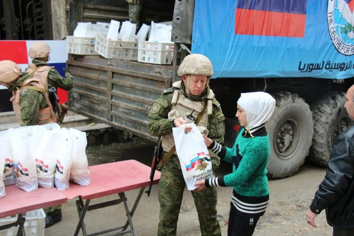 Как живут люди на сво. Гуманитарная помощь Сирии. Российские военные раздают гуманитарную помощь. Солдаты России гуманитарка.