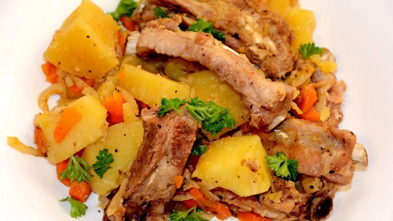Картошка с ребрами в мультиварке рецепт. Картошка с ребрами в мультиварке рецепт. Кабачки с ребрышками в мультиварке. Блюда с ребрышками свиными. Тушеная картошка с копчеными ребрами.