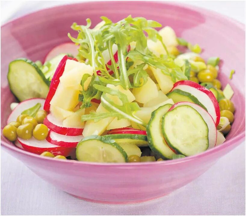 Рецепт редиска с огурцом. Салат с редисом. Овощной салат с редиской. Салат из редиса и картофеля. Салат овощной с редиской , огурцами.