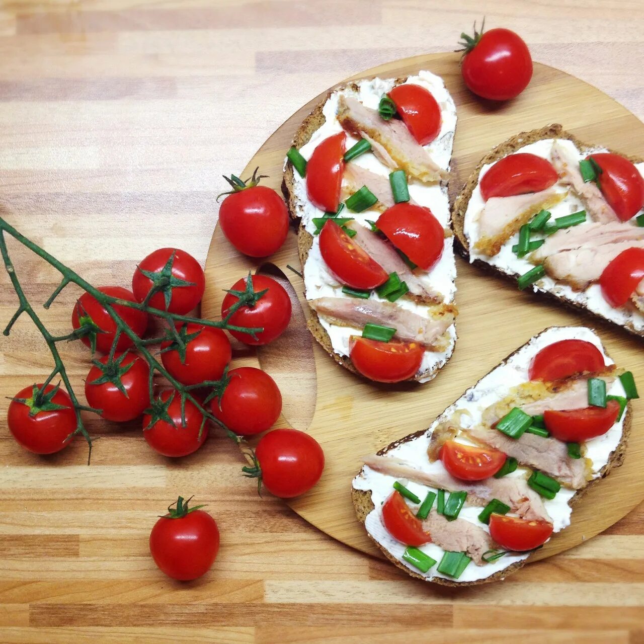 Брускетты с творожным сыром и помидорами. Брускетта Капрезе. Брускетты с томатами черри. Брускетта с творожным сыром и помидорами черри. Брускетта с черри и сыром.