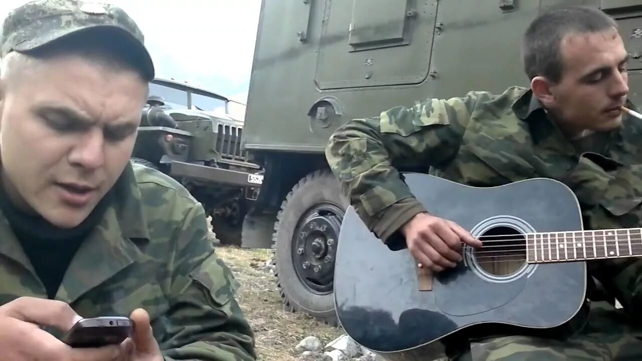 Артисты под гитару. Певец под гитару русский. Орут под гитару. Душевно под гитару. Слушать видео песен под гитару.