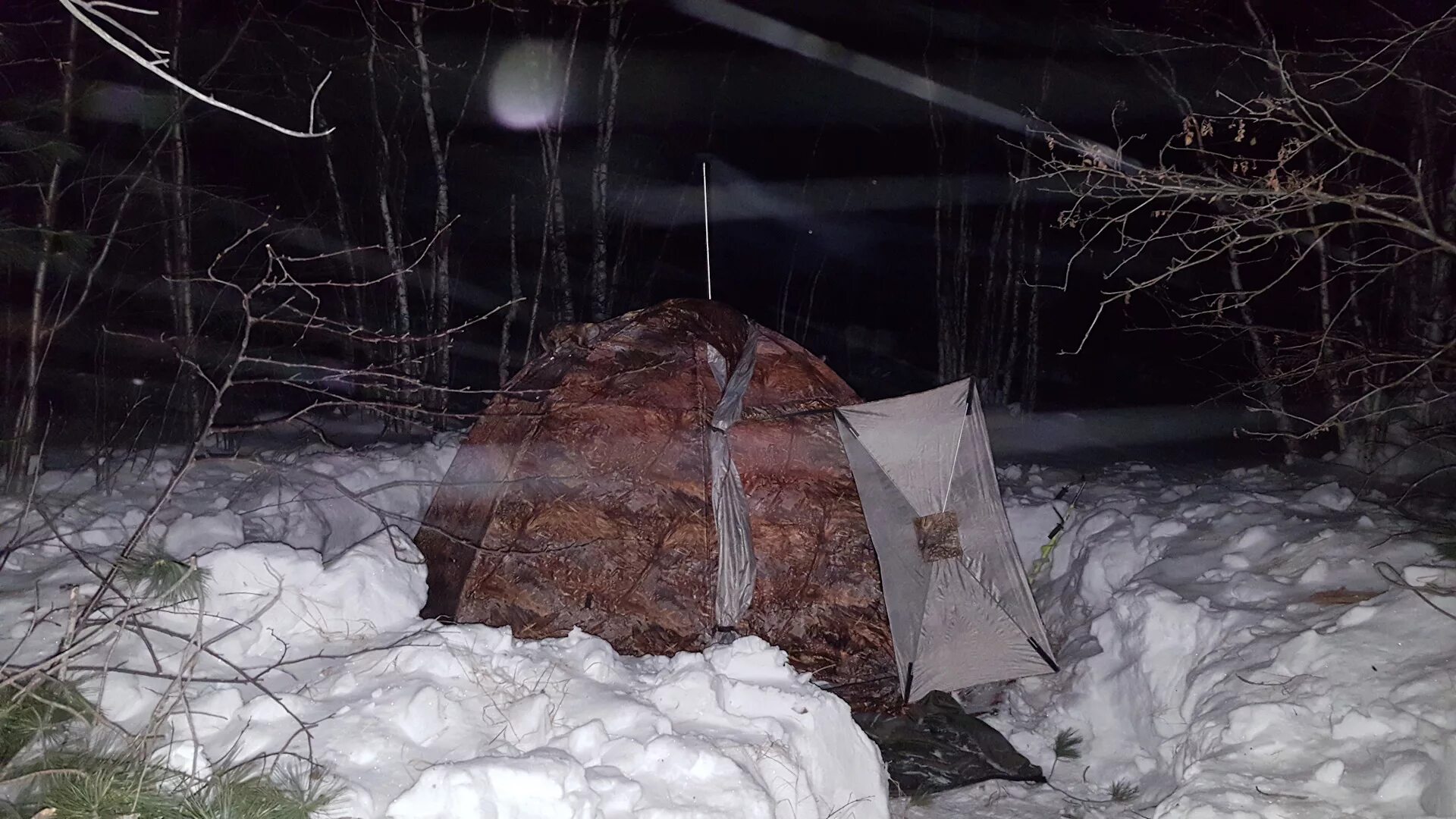 Ночевка в зимнем лесу без палатки. Зимняя палатка для ночевки в лесу. Выживание в тайге зимой. Шалаш в лесу зимой. Бушкрафт лесная тайга.