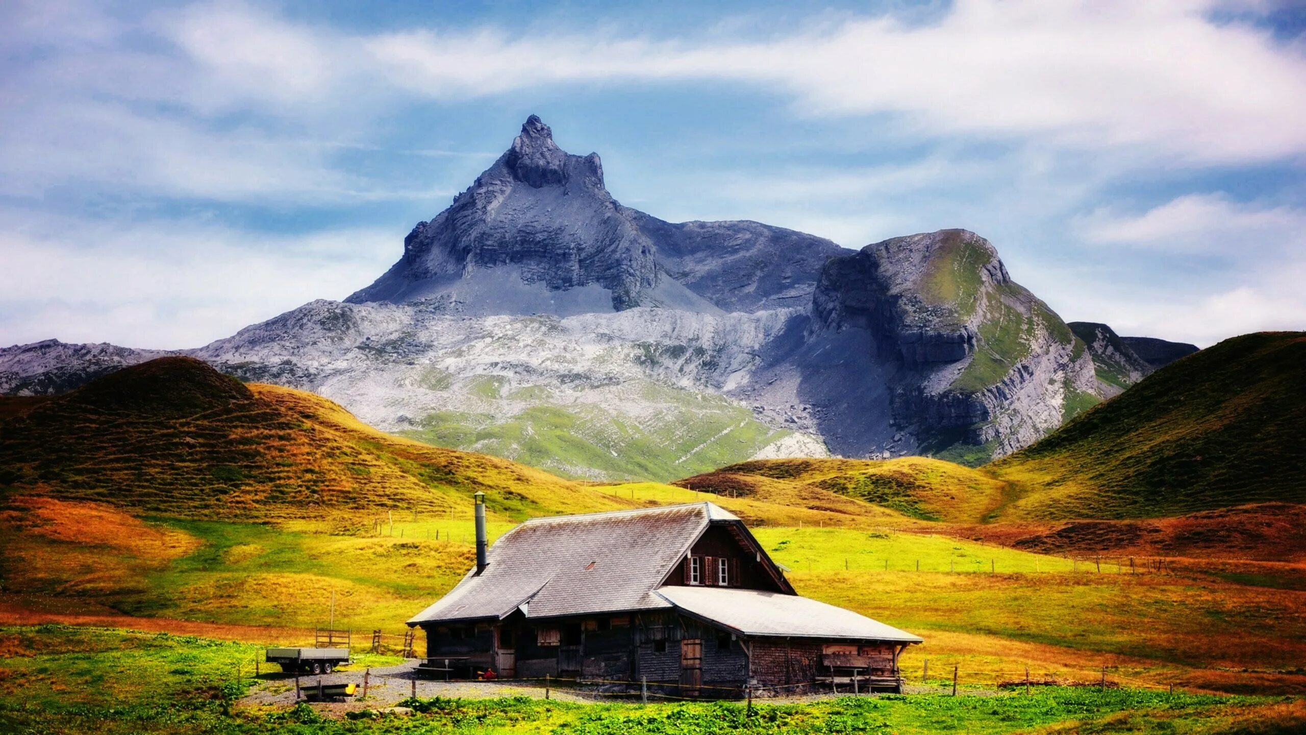 Hills village. «Горной деревни» в горах Хуаншаня. Домик в горах. Домик на фоне гор. Пейзаж дом в горах.