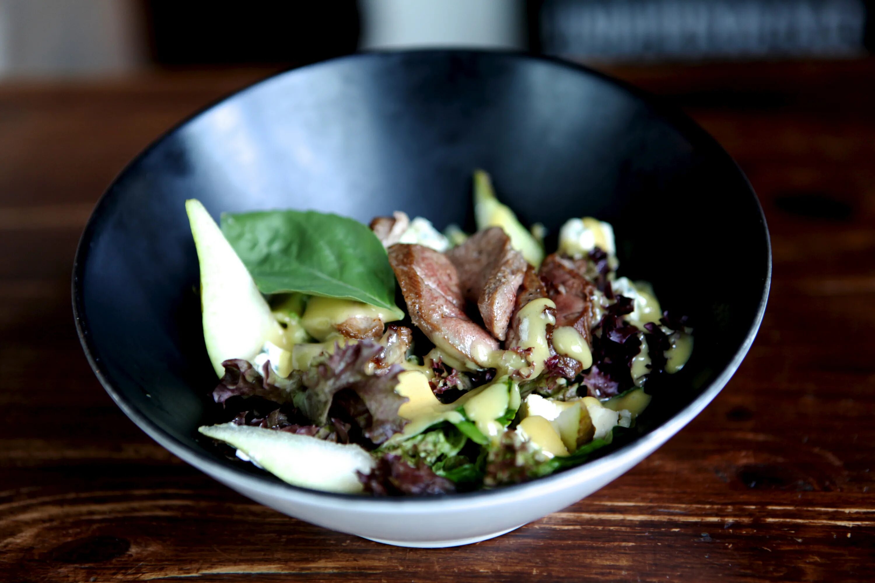 Салат с утиной грудкой и рукколой. Салат с уткой конфи. Утиный салат. Салат с копченой уткой. Руккола с вялеными помидорами.