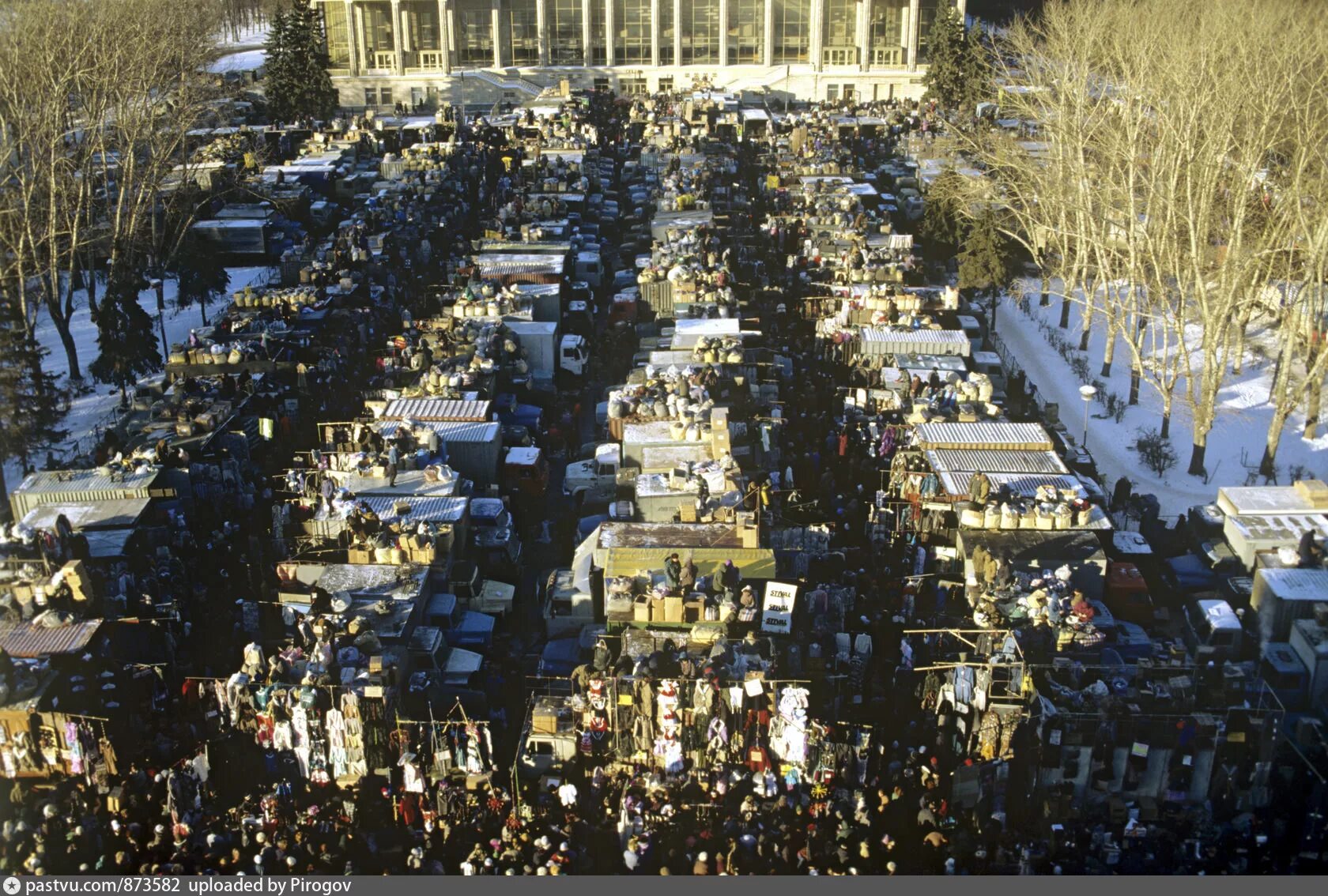 2000 год на продажу. Москва 90е Лужники рынок. Рынок Лужники 90-е. Лужники в 90е. Рынок Лужники 90 год.